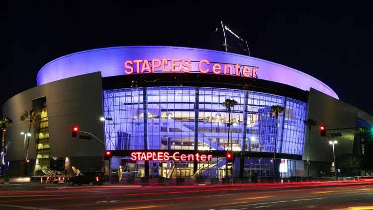 Markas LA Lakers, Staples Center menggelar penghormatan terakhir untuk Kobe Bryant dan putrinya, Gianna Bryant yang meninggal akibat kecelakaan helikopter pada akhir Januari 2020 lalu. Copyright: PollStar