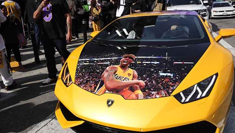 Kap Mobil sport Lamborghini bergambarkan Kobe Bryant yang diparkir di Staples Center, fans ini juga memberikan penghormatan terakhir untuk Kobe Bryant yang digelar dengan tajuk Celebration of Lifedi Staples Center