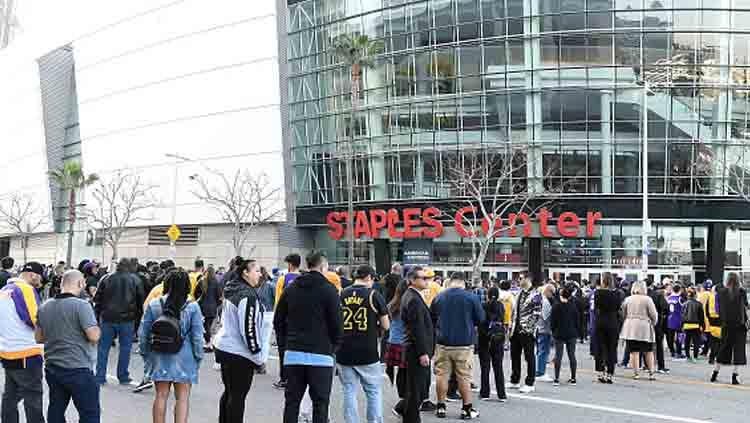Ribuan fans memadati Staples Center dalam acara penghormatan terakhir untuk Kobe Bryant dan Gianna Bryant dengan tajuk Celebration of Life pada tanggal (24-02-20) waktu setempat.