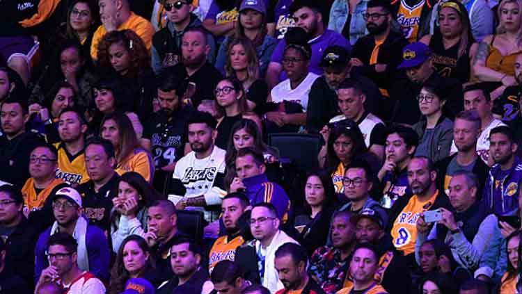 Suasana haru dari para penggemar Lakers yang memadati tribun penonton Staples Center dalam acara penghormatan terakhir untuk Kobe Bryant dan Gianna Bryant dengan tajuk Celebration of Life