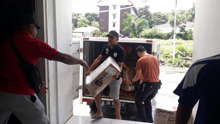 Sekretaris Umum Persipura, Rocky Bebena, saat ikut membantu mengangkat lampu stadion yang baru didatangkan di Stadion Klabat untuk Liga 1 2020.