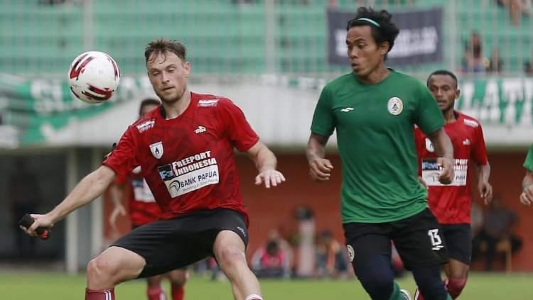 Gelandang Persipura asal Brasil, Thiago Amaral saat berduel dengan Pemain PSS Sleman Copyright: Istimewa