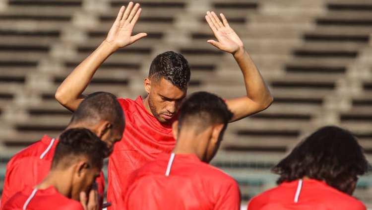 Bek Bali United, Willian Pacheco saat latihan bersama tim di National Olympic Stadium, Phnom Penh, Kamboja.