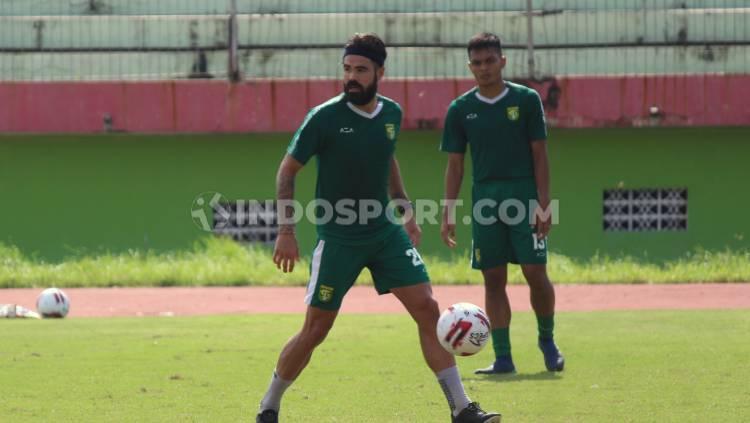 Dua pemain asing klub Liga 1 Persebaya Surabaya, Aryn Williams dan Mahmoud Eid, sudah kembali berlatih bersama tim. - INDOSPORT
