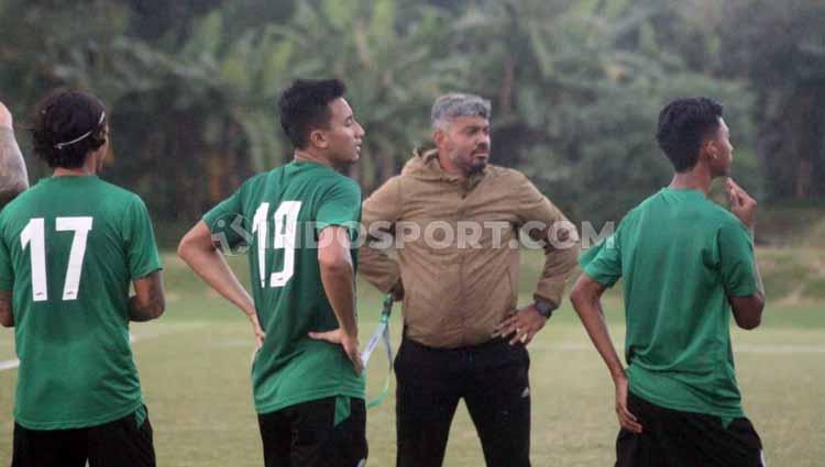 Skuat PSS Sleman dipimpin Danilo Fernando memilih berlatih secara mandiri di Lapangan YIS, Selasa (25/02/20), meski tak ada perintah dari manajemen untuk menggelar latihan. Copyright: Ronald Seger Prabowo/INDOSPORT