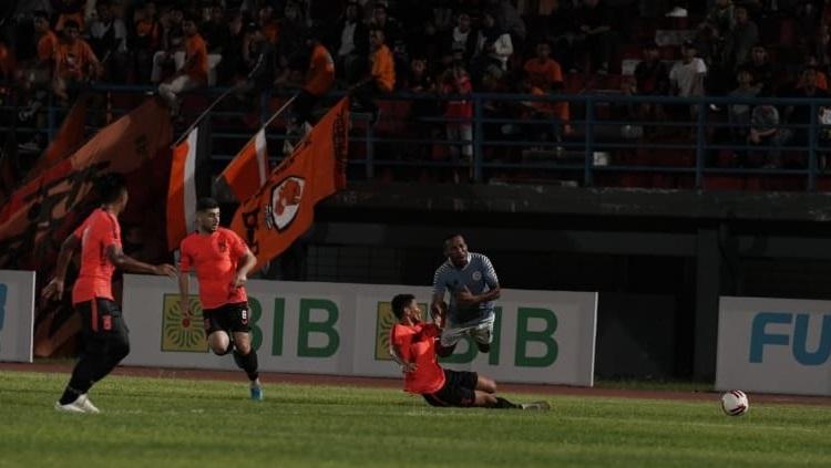 Momen saat penyerang Sulut United, Michael Rumere (biru muda), ditekel oleh pemain Borneo FC.