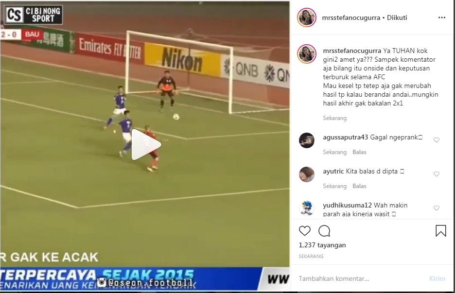 Istri Stefano Cugura Teco protes soal gl Spasojevic yang dianggap offside. Copyright: Instagram.com/mrsstefanocururateco