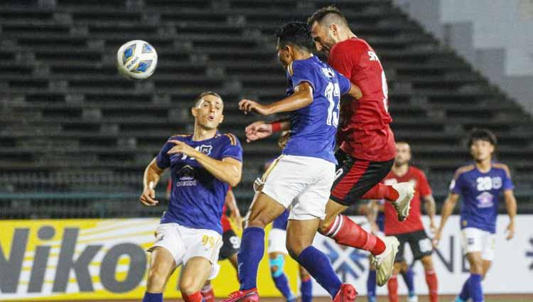Duel penyerang Bali United, Ilija Spasojevic dengan pemain belakang Svay Rieng FC dalam pertandingan lanjutan Piala AFC 2020 grup G di National Olympic Stadium, Phnom Penh, Kamboja, Selasa (25/2/20).
