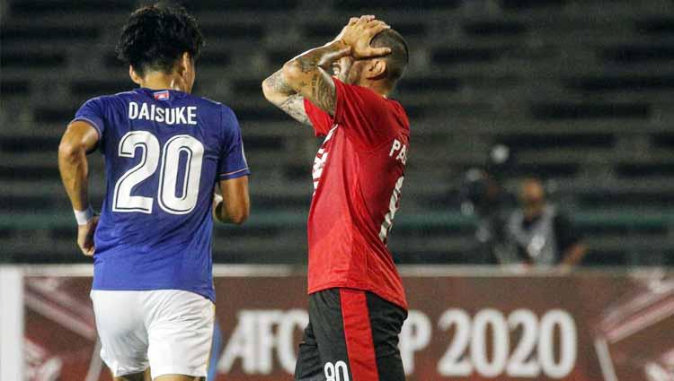 Kekecewaan gelandang Bali United, Paulo Sergio setelah peluang timnya gagal berbuah gol. Copyright: Official Bali United