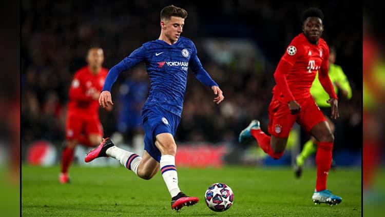 Aksi gelandang serang Chelsea, Mason Mount saat bertanding melawan Bayern Munchen di Liga Champions 2019-2020 pada 16 besar leg 1 di babak pertama