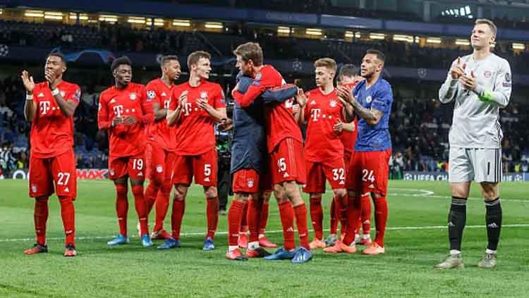 Ucapan terima kasih diberikan para penggawa Bayern Munchen yang hadir saat mereka melawan tuan rumah Chelsea dalam pertandingan 16 besar Liga Champions 2019-2020 leg pertama di Stamford Bridge. Copyright: DeFodi/GettyImages