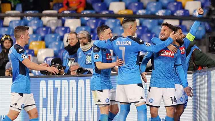 Selebrasi para pemain Napoli saat Dries Mertens membuka keunggulan timnya saat melawan Barcelona dalam pertandingan babak 16 besar Liga Champions 2019-2020 leg pertama di San Paolo.