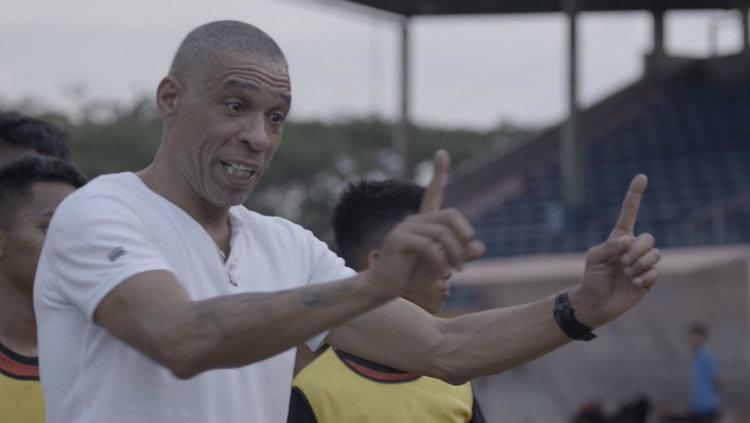 Pelatih kepala Garuda Select, Des Walker sedang memberi arahan. Legenda Timnas Inggris itu memberi perhatian pada striker Givary Lotra Widyanto.