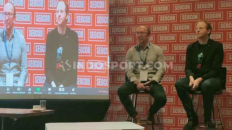 Jon Earnshaw dan Jono Alderson memaparkan tentang SEO dan Digital Marketing, dipimpin Ryan Kristo Muljono dalam acara SEO Conference di Mall Kota Kasablanka, Rabu (26/02/20) siang.