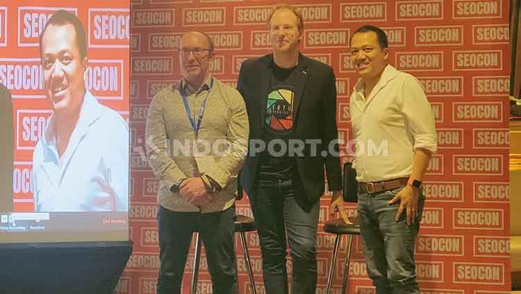 Jon Earnshaw dan Jono Alderson memaparkan tentang SEO dan Digital Marketing, dipimpin Ryan Kristo Muljono dalam acara SEO Conference di Mall Kota Kasablanka, Rabu (26/02/20) siang.