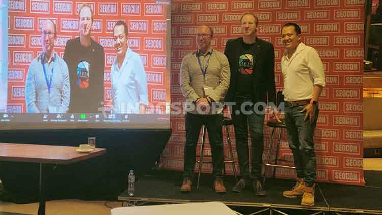 Jon Earnshaw dan Jono Alderson memaparkan tentang SEO dan Digital Marketing, dipimpin Ryan Kristo Muljono dalam acara SEO Conference di Mall Kota Kasablanka, Rabu (26/02/20) siang.