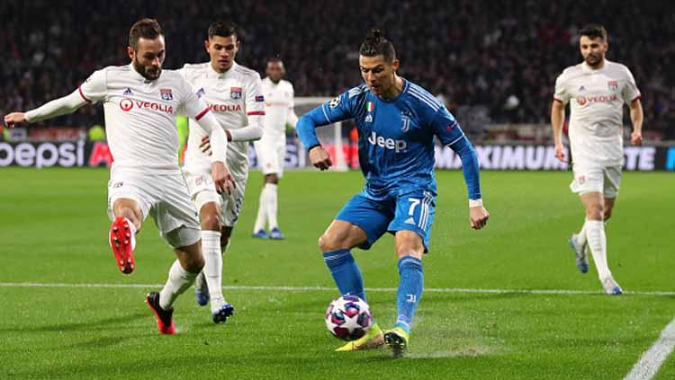 Setiap kali pemain megabintang Juventus, Cristiano Ronaldo memegang bola, minimal dua pemain Lyon harus menjaganya di babak pertama Liga Champions 2019-2020 babak 16 besar. Copyright: Catherine Ivill/GettyImages
