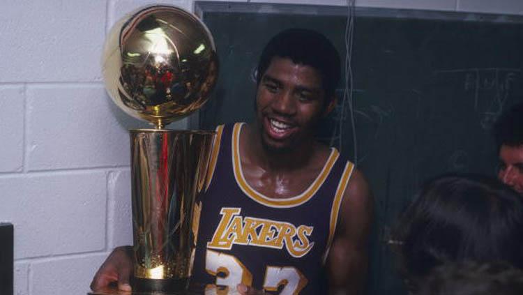 Magic Johnson saat memberikan gelar juara NBA untuk Lakers di tahun 1980 Copyright: Focus on Sport/GettyImages