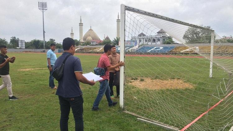 PT LIB saat melakukan verifikasi home base tim promosi Liga 2 2020, AA Tiga Naga, di Stadion Tuanku Tambusai, Kampar, Riau, Selasa (25/02/20).