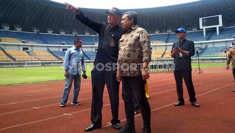 Wakil Wali Kota Bandung, Yana Mulyana (kanan) saat meninjau Stadion GBLA, Kamis (27/02/2020).