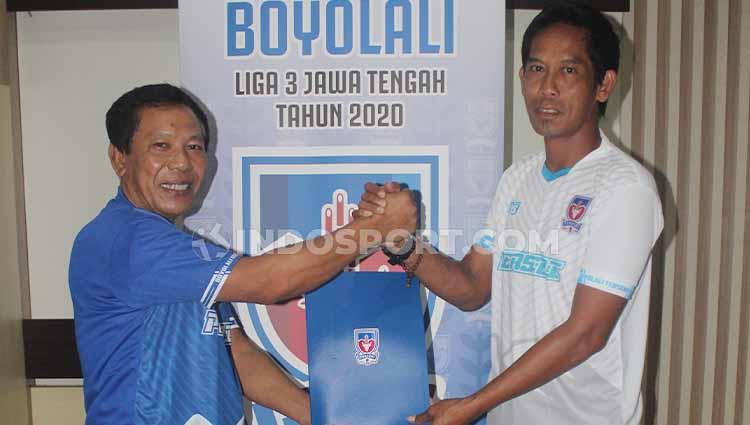 Penunjukan pelatih baru Persebi Boyolali, (kiri) Kukuh Hadiatmo, manager Persebi Boyolali, dan Khamid Mulyono, Pelatih Persebi Boyolali untuk musim 2020. - INDOSPORT