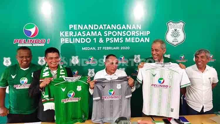 Gubernur Sumut sekaligus Dewan Pembina PSMS, Edy Rahmayadi (tengah), foto bersama dengan Dewan Penasehat PSMS, Kodrat Shah (dua kanan) dan Dirut Pelindo I, Dian Rachmawan (dua kiri), usai penandatanganan kontrak sponsor.