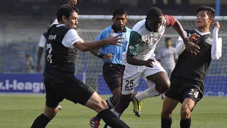 Christopher Chizoba (tengah). Copyright: Subhendu Ghosh/Hindustan Times via Getty Images