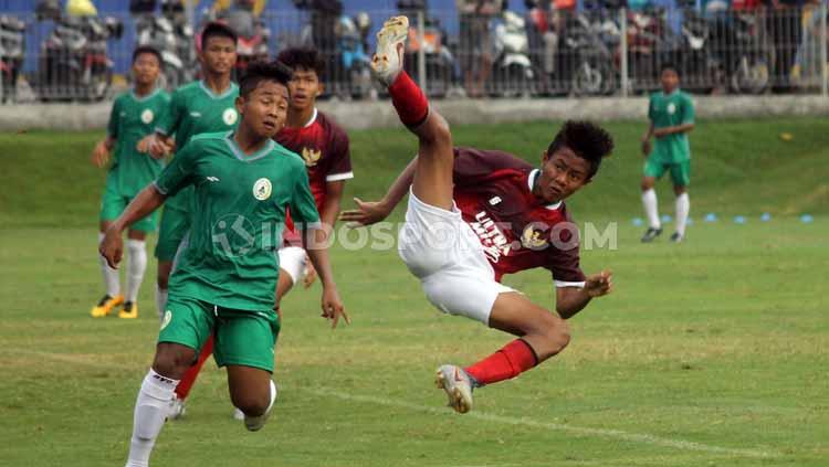 Timnas Indonesia U-16 mengakhiri TC di Yogyakarta dengan beruji coba melawan PSS Sleman U-16. Kedua tim bermain imbang 1-1 di Lapangan Universitas Islam Indonesia (UII), Sleman, Jumat (28/02/20). Foto: Ronald Seger Prabowo/INDOSPORT