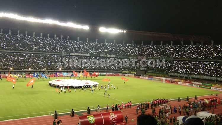 Kemeriahan pembukaan Liga 1 2020 yang berlangsung di Stadion Gelora Bung Tomo, Surabaya, Sabtu (29/02/20).