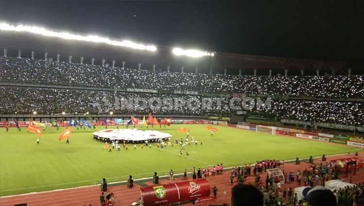 Hampir seluruh bangku di Stadion Gelora Bung Tomo penuh oleh penoton dalam opening Liga 1 2020, Sabtu (29/02/20).