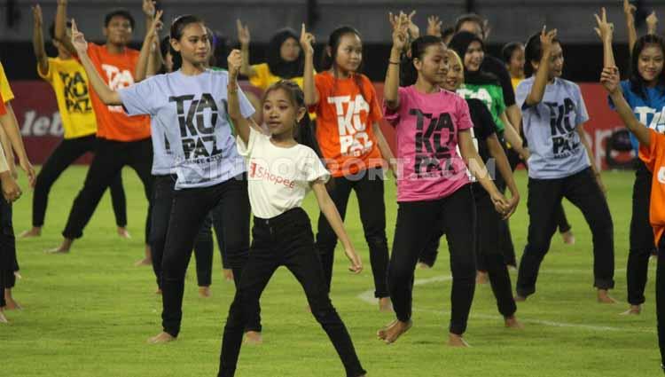 Kompaknya para penari menampilkan goyang TikTok dalam opening Liga 1 2020 di Stadion Gelora Bung Tomo, Surabaya, Sabtu (29/02/20).