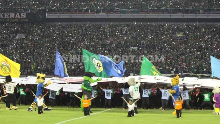 Opening Liga 1 2020 di Stadion Gelora Bung Tomo, Surabaya, Sabtu (29/02/20) berlangsung dengan meriah.