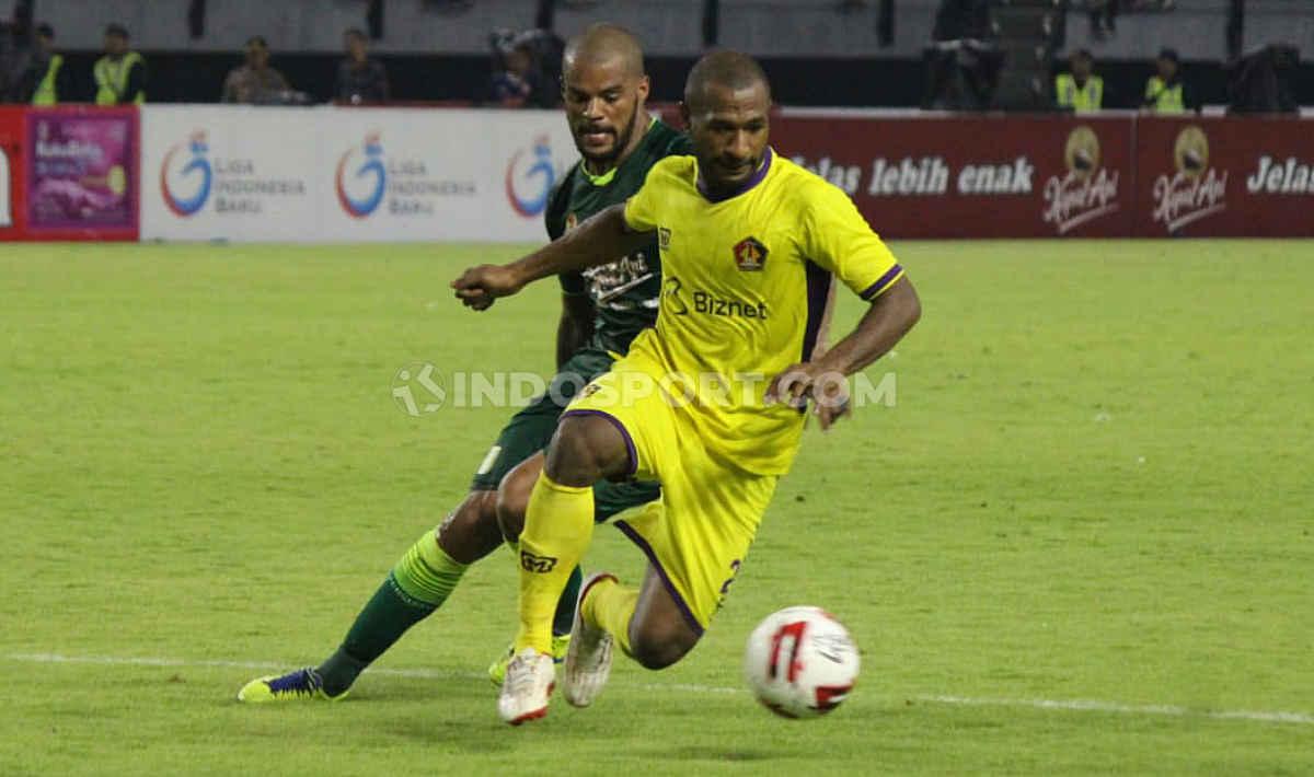 Pemain Persebaya, David da Silva mencoba merebut bola dari pengusaan bek Persik, Andri Ibo pada pertandingan perdana Liga 1 2020 di Stadion GBT, Sabtu (29/02/20).