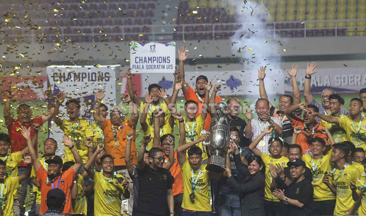 Selebrasi perayaan tim PSP Padang (Sumatera Barat) yang berhasil menjadi juara Piala Soeratin U-15 2019-2020 usai mengalahkan Gabsis Sambas (Kalimantan Barat) 2-1 pada babak final di Stadion Manahan Solo, Sabtu (29/02/20).