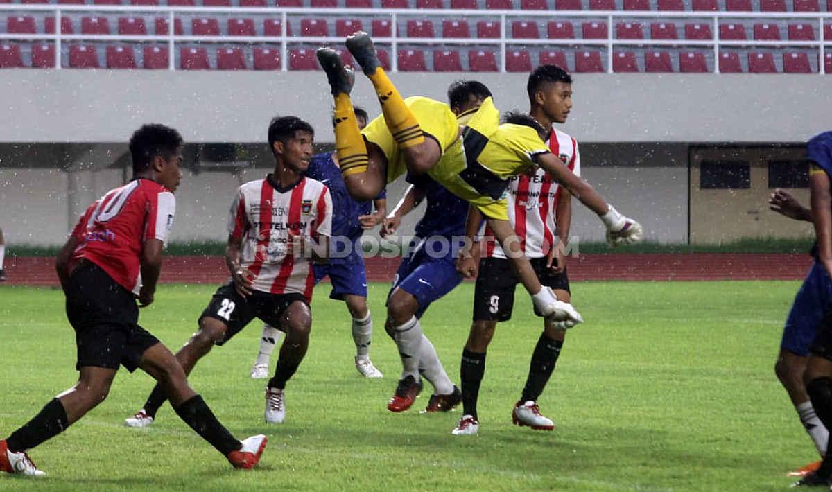 Aksi kiper Kalimantan Barat (Kuning) menghalau serangan para pemain Sumatera Barat pada babak final Piala Soeratin U-15 2019-2020 di Stadion Manahan Solo, Sabtu (29/02/20).
