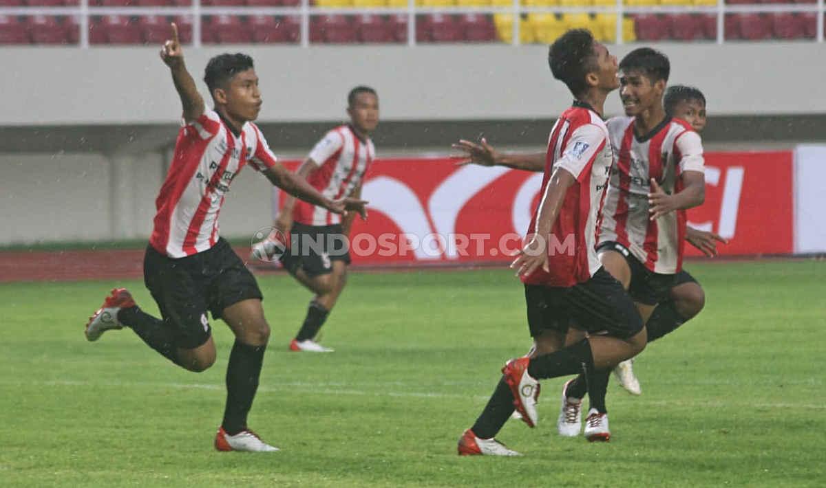 Selebrasi pemain Sumatera Barat usai mencetak gol ke gawang Kalimantan Barat pada babak final di Stadion Manahan Solo, Sabtu (29/02/20).