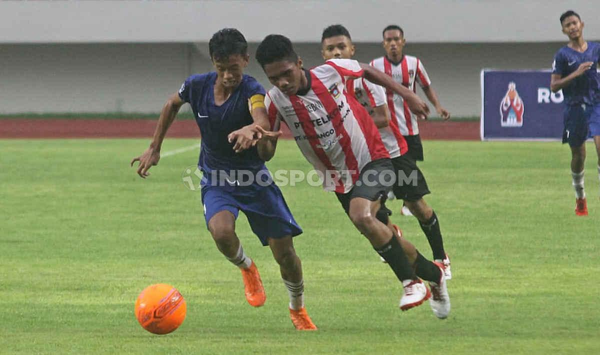 Duel antara pemain Sumatera Barat (kanan) dengan pemain Kalimantan Barat (kiri) pada babak final di Stadion Manahan Solo, Sabtu (29/02/20).