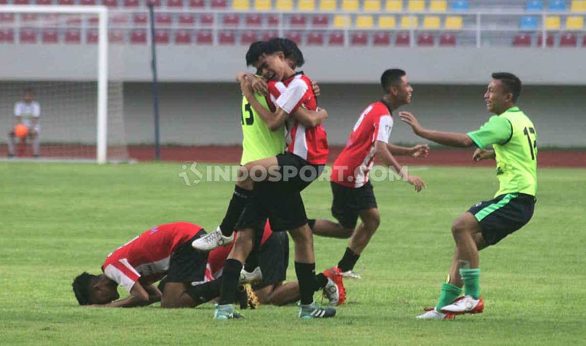Kegembiraan para pemain Sumatera Barat usai mengalahkan Kalimantan Barat 2-1 pada babak final di Stadion Manahan Solo, Sabtu (29/02/20).