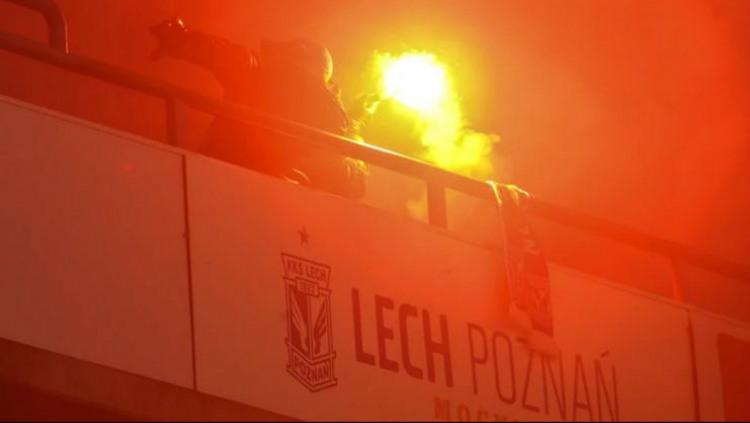 Oknum suporter Lechia Gdansk membuat kericuhan di laga melawan Lech Poznan, Minggu (23/02/29). - INDOSPORT