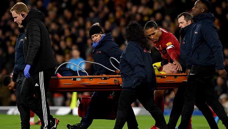 Bek tengah Liverpool, Virgil van Dijk seakan meminta maaf saat duel fisiknya mencederai pemain Watford, Gerard Deulofeu dalam pertandingan Liga Inggris 2019-2020 pekan ke-28. Copyright: John Powell/GettyImages