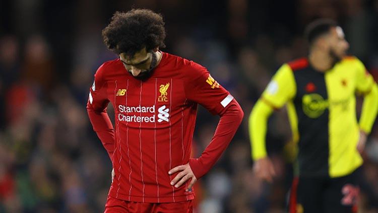 Striker Liverpool, Mohamed Salah tertunduk lemas saat timnya dibantai 0-3 oleh Watford dalam pertandingan Liga Inggris 2019-2020 pekan ke-28 di Vicarage Road. Copyright: Julian Finney/GettyImages