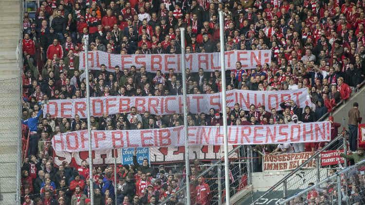 Fans Bayern Munchen diketahui membentangkan tulisan bernada hinaan untuk pemilik Hoffenheim, Dietmar Hopp. Copyright: TF-Images/Getty Images