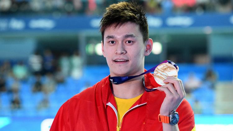 Sun Yang, perenang China saat dapat medali emas di kejuaraan dunia FINA 2019.