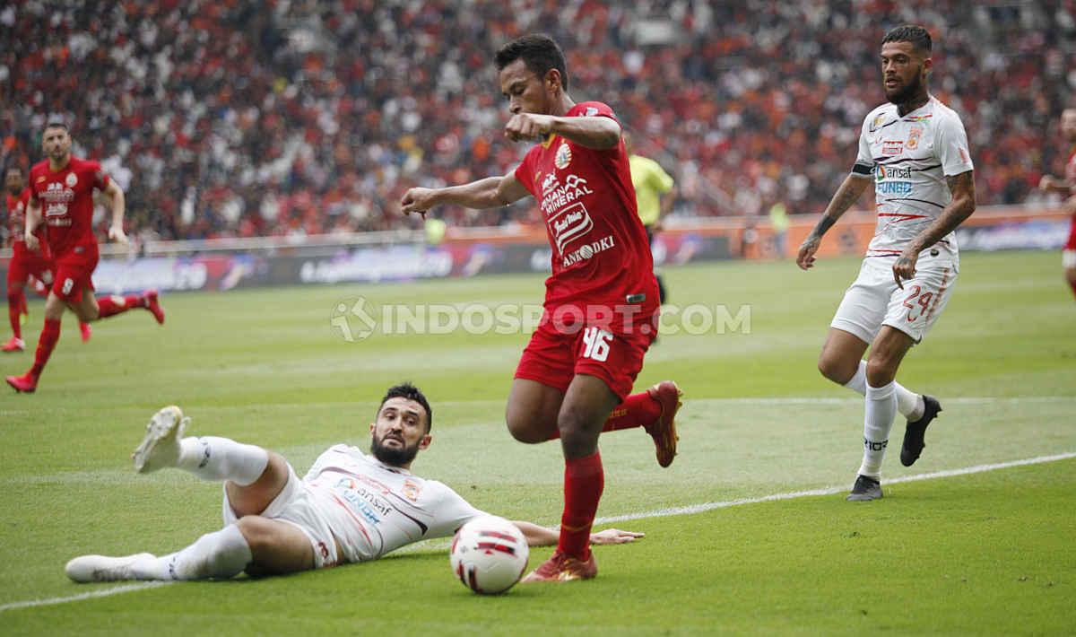 Winger Persija Jakarta, Osvaldo Haay berusaha melewati hadangan lini pertahanan Borneo FC di pekan pertama Liga 1 2020.