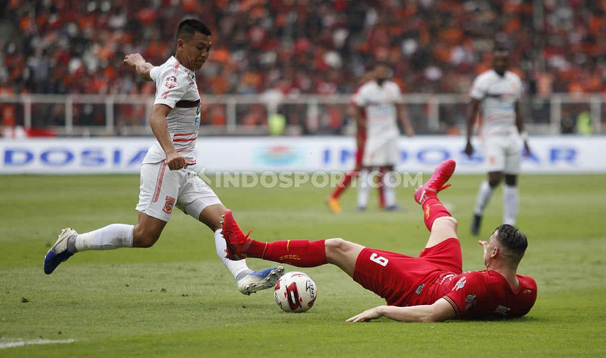 Marko Simic sempat terjatuh saat berusaha menghalangi laju pemain Borneo FC dalam laga pekan pertama Persija Jakarta di Liga 1 2020.