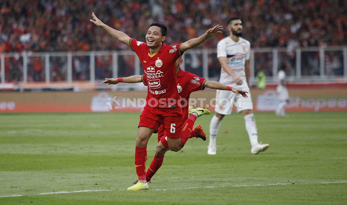 Gelandang Persija Jakarta, Evan Dimas mengaku tidak bisa melupakan jasa Alfred Riedl dalam perjalanan kariernya di Timnas Indonesia. - INDOSPORT
