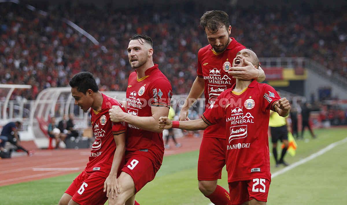 Selebrasi pemain Persija, Marko Simic dan kawan kawan usai mencetak gol ke gawang Borneo FC pada Liga 1 di Stadion Gelora Bung Karno, Minggu (01/03/2020).