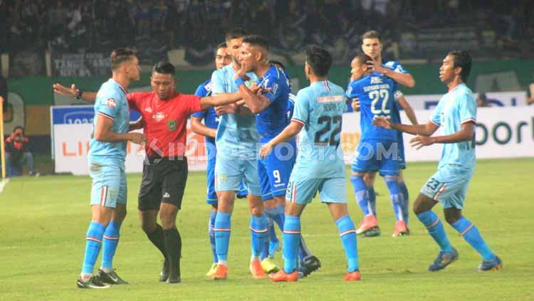 Wasit berusaha menenangkan perselisihan pemain yang sempat terjadi di laga Liga 1 2020 antara Persib Bandung vs Persela Lamongan.