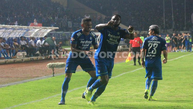 Selebrasi Geoffrey Castillion usai mencetak gol bagi Persib Bandung ke gawang Persela Lamongan di Liga 1 2020.