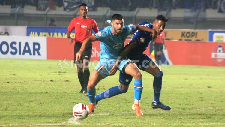 Tensi tinggi mewarnai laga pekan pertama Liga 1 2020 antara Persib Bandung vs Persela Lamongan di Stadion Si Jalak Harupat.